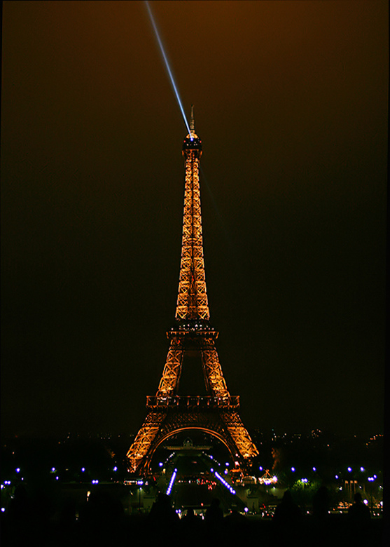 Faro nella notte.
