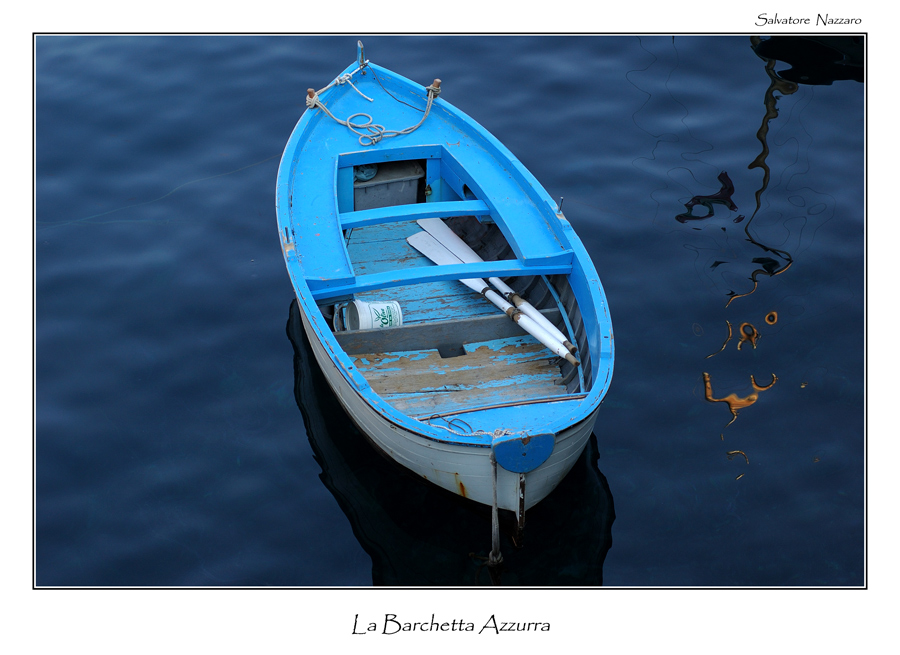 una barchetta azzurra