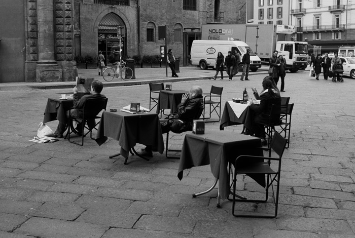 Aperitivo in mezzo alla strada