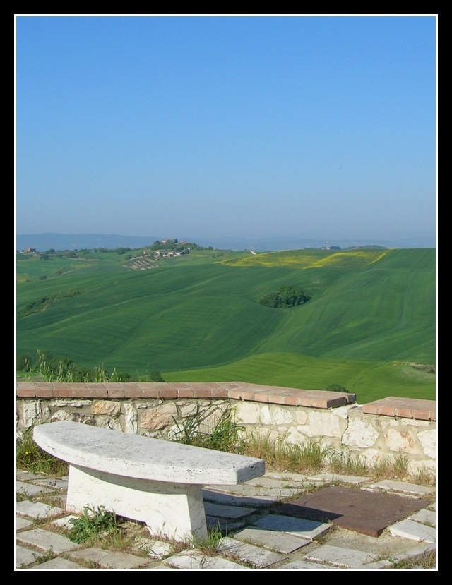 Riposo di fronte alle colline senesi
