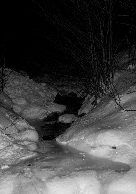 rigagnolo innevato di notte