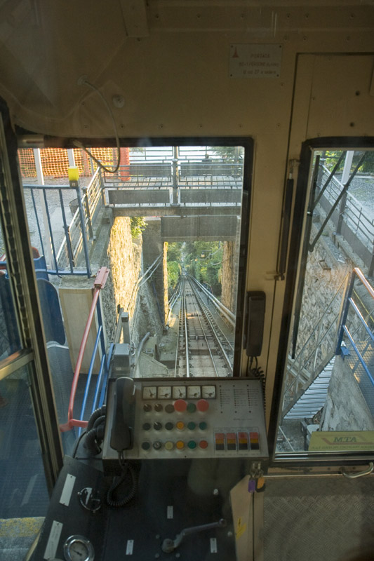 in carrozza si scende