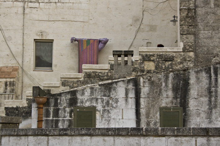 finestre e asciugamano viola