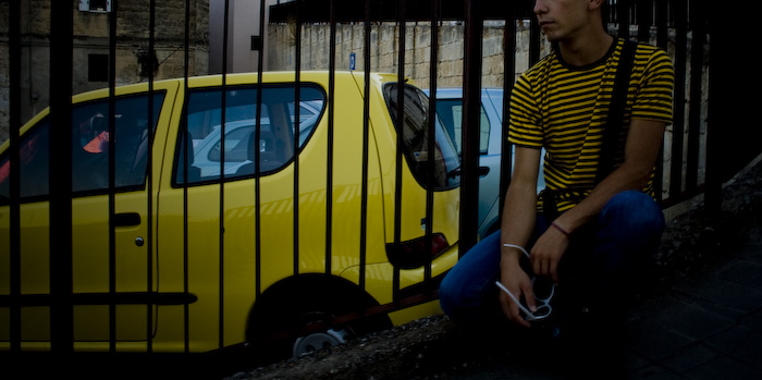 Auto, ringhiera e t-shirt