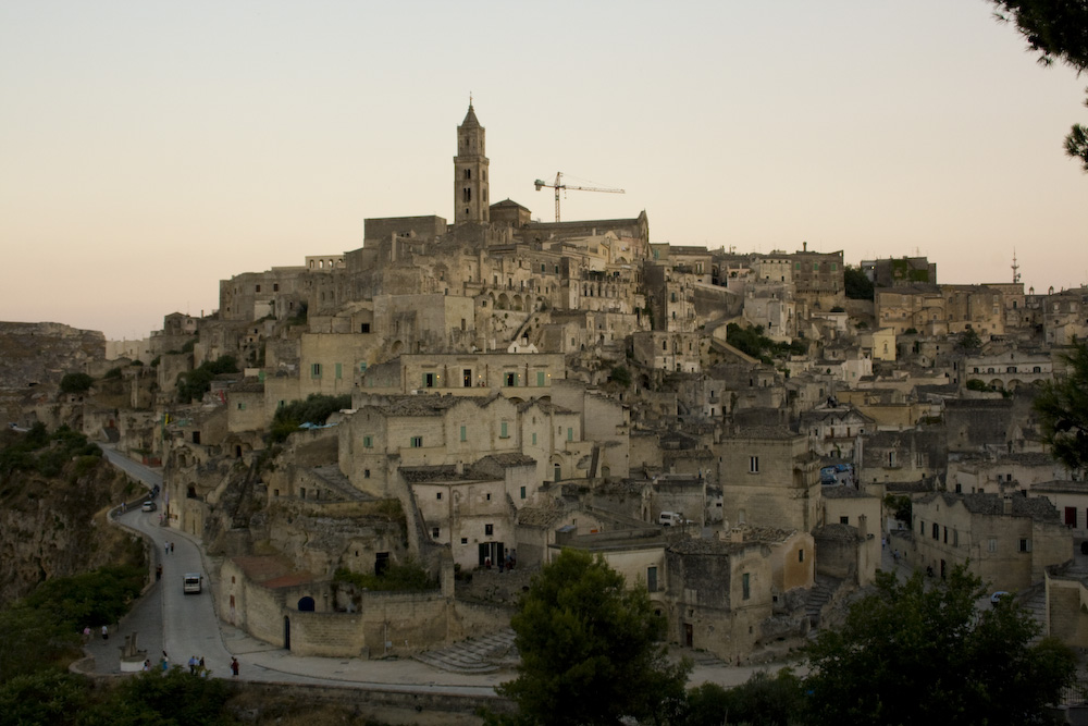 strada, case e chiesa