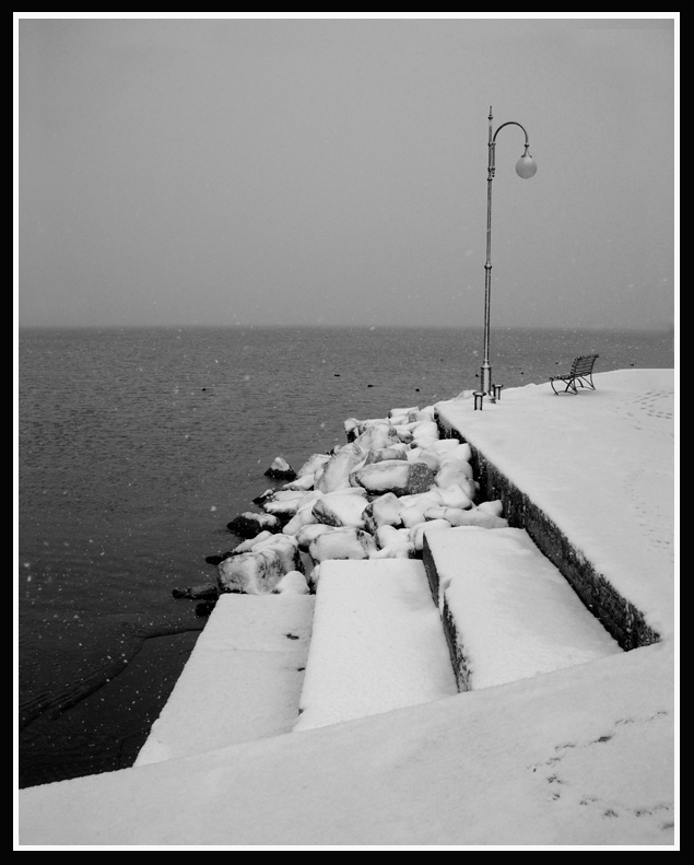 neve sul lago