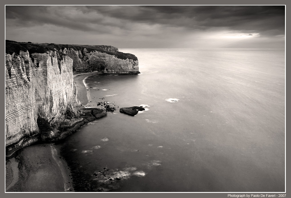 La Courtine. Etretat, Normandia, Francia. Versione BN