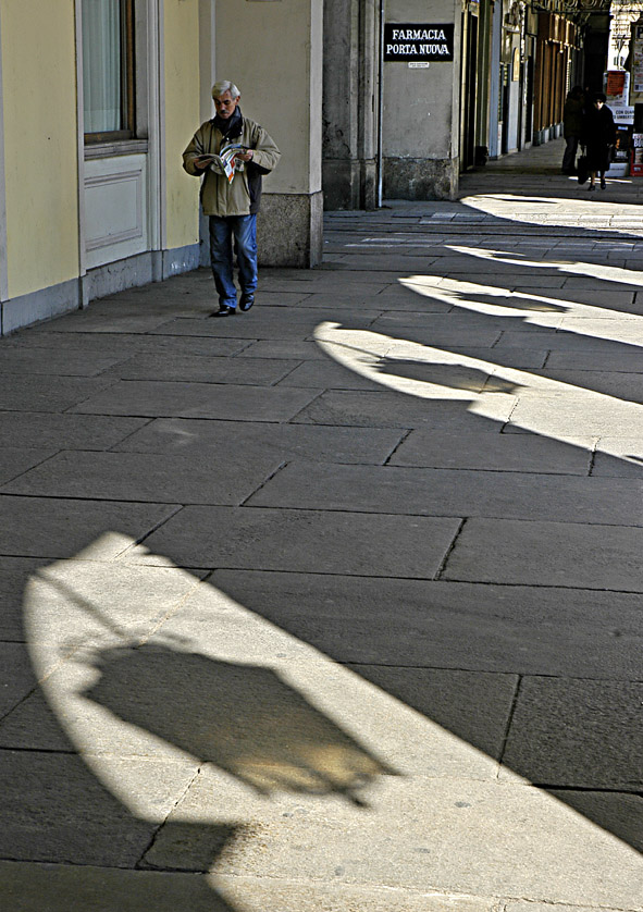 Passante sotto i portici