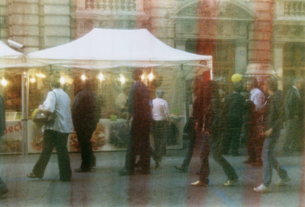 Trieste 10-2007:mercatino europeo attraverso una tenda