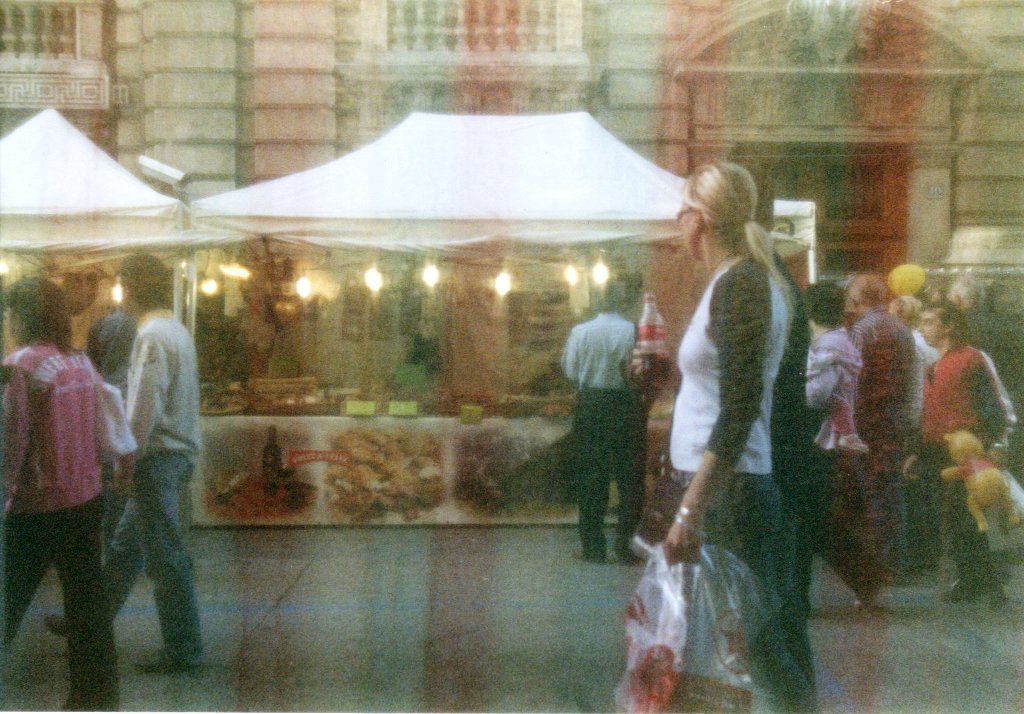 Trieste 10/2007:mercatino europeo 2 attraverso una tenda