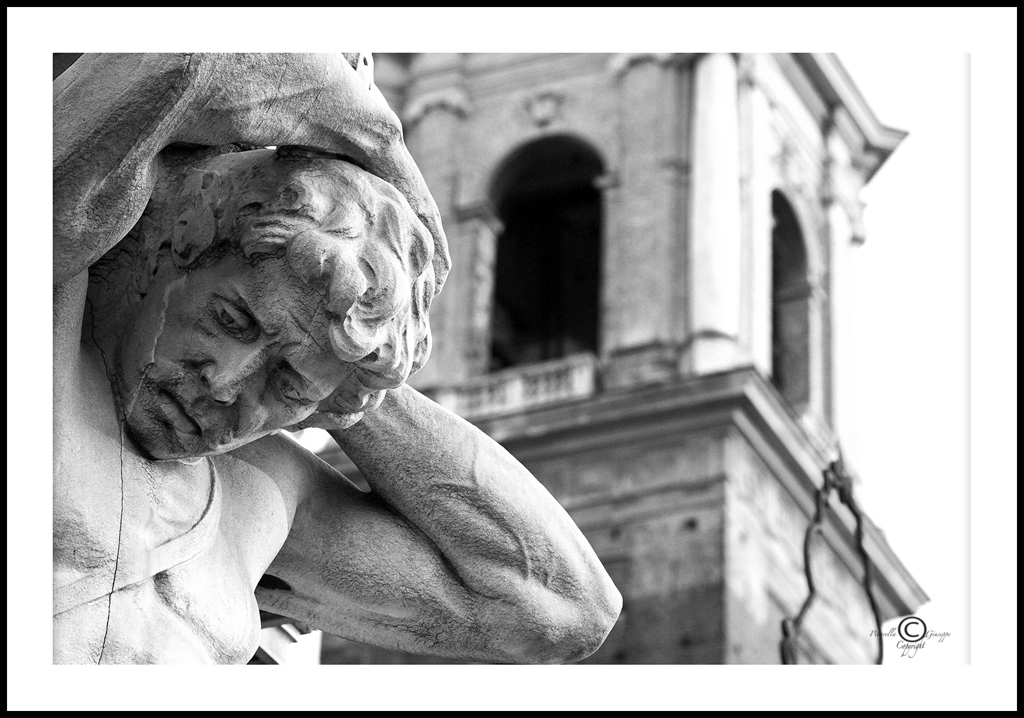 statua...