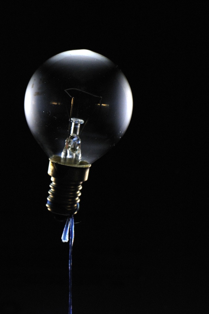 Un palloncino sospeso in aria, controluce.