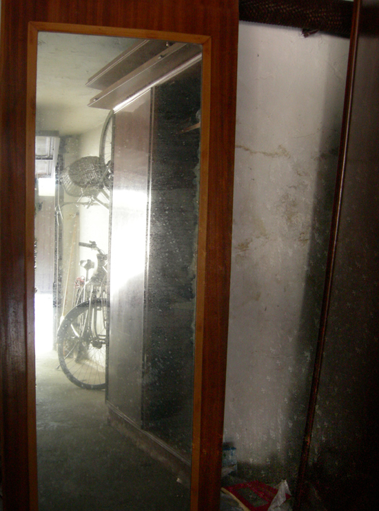 Vecchio specchio in garage