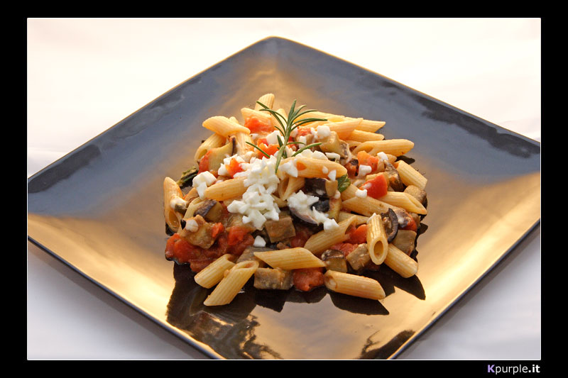 Pennette alle melanzane con pomodoro mozzarella e olive nere