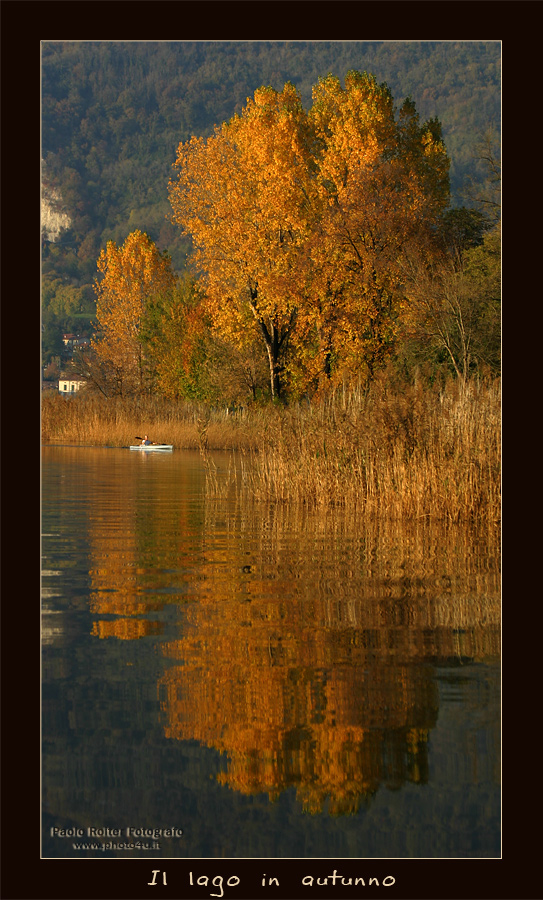 Il lago in autunno