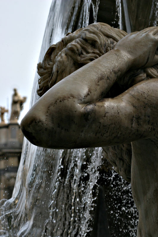 Statua tra gli schizzi