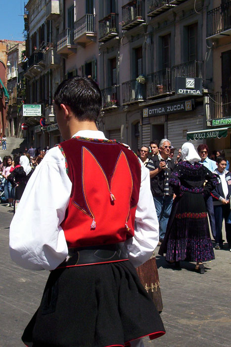 uomo di spalle
