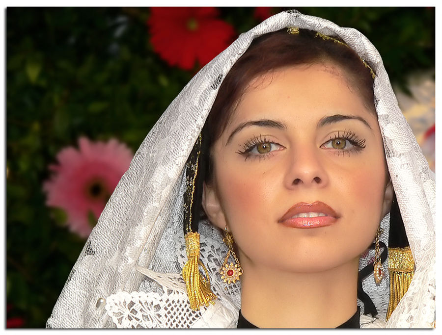 Ragazza in costume sardo