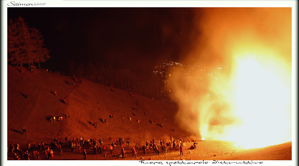 Fuoco, spettacolo distruttivo
