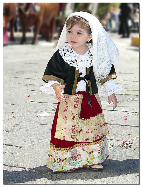 Bimba in costume sardo