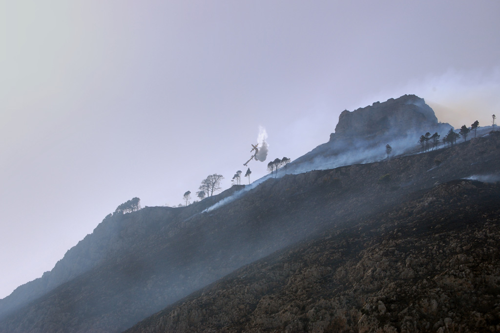 cenere e fumo, quel che resta del vecchio monte S. Giuliano