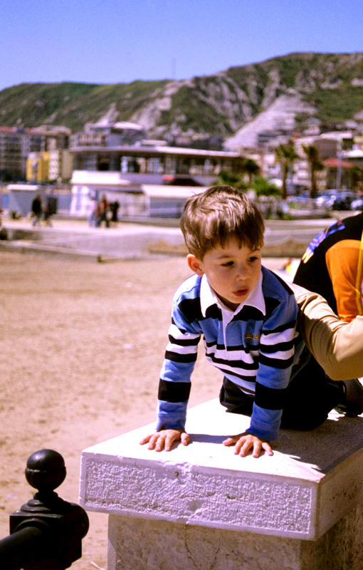 Bambino curioso