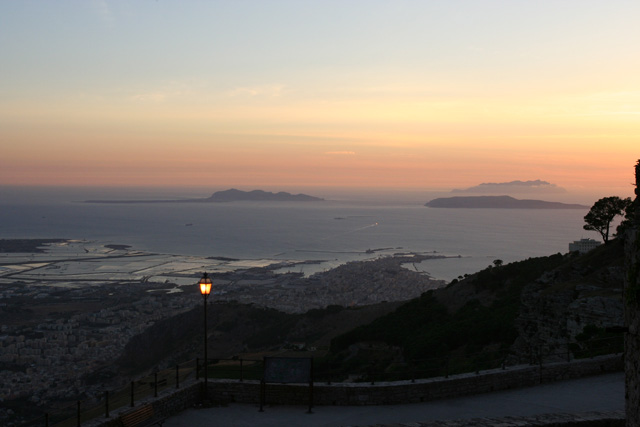 Trapani e le isole Egadi viste al tramonto da Erice