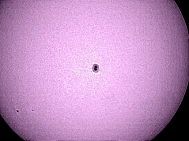 Macchia solare e granulazione del disco solare nell'UV.