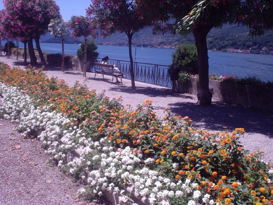 passeggiata  lungolago