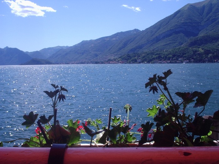 piu cala  il sole piu  i colori  brillano sul lago