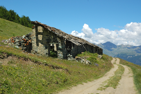 Cascina diroccata con strada