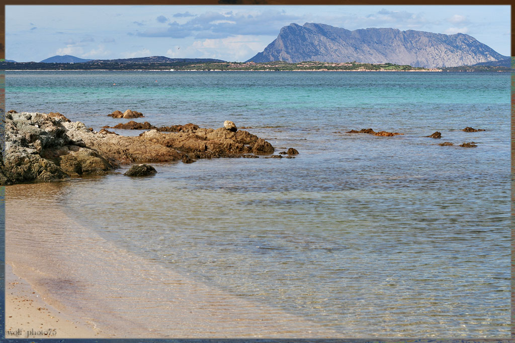 vista di tavolara da cala d'ambra