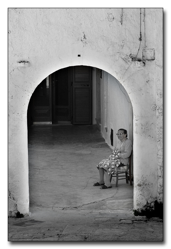 ...sulla porta di casa...