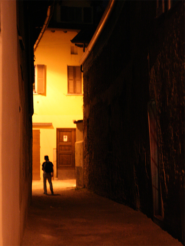 Milano - Navigli - Turista nell'ombra...