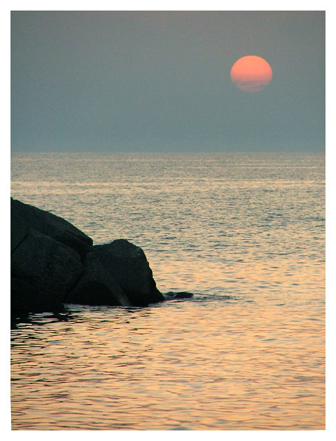 tramonto con scoglio