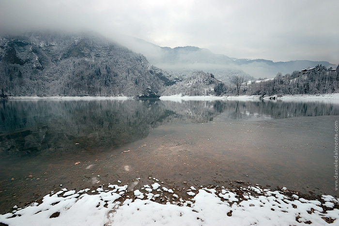 Lago innevato