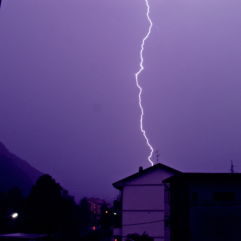 fulmine violetto