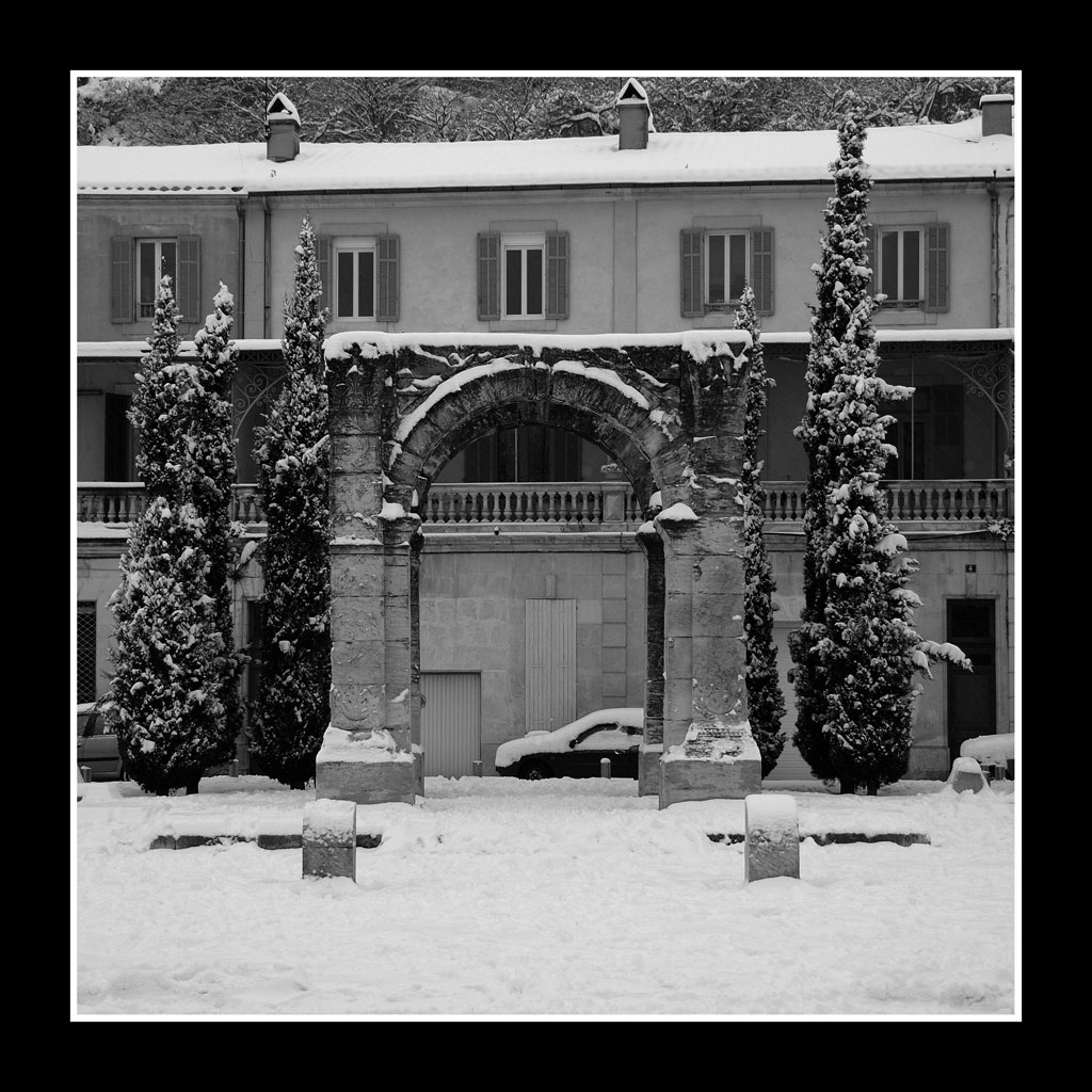 l'arco romano sotto la neve bn