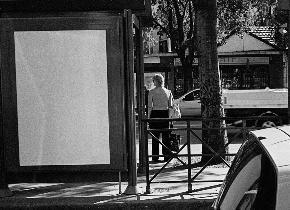 alla fermata del bus