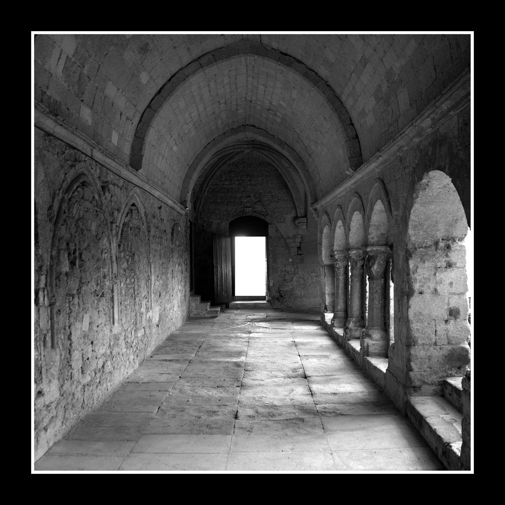 la porta  aperta bn