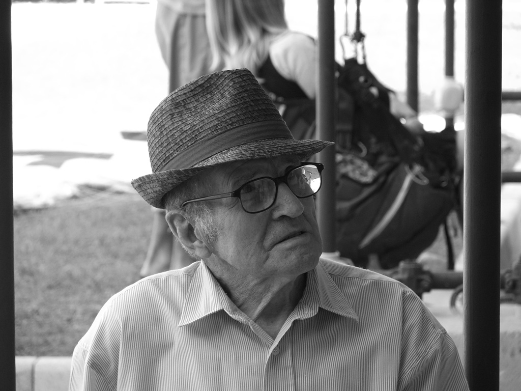 anziano perplesso