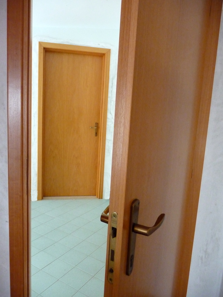 L' ALTRA PORTA