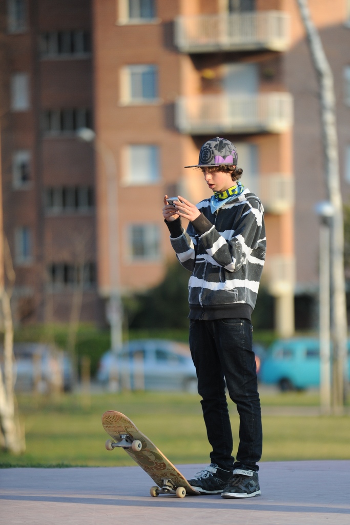 skater al telefono