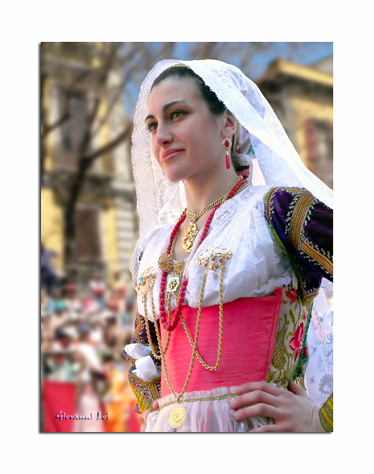Bellissima ragazza in costume sardo