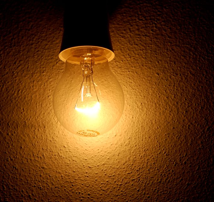lampadina sul muro