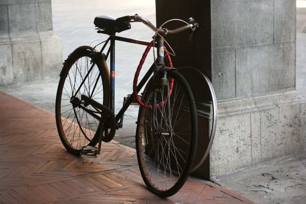 Una vecchia bicicletta al muro