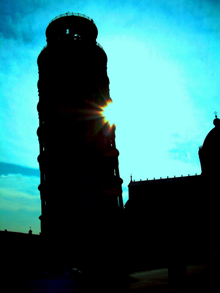 Torre pendente controluce