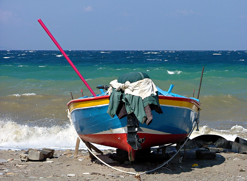 la barca con mare mosso