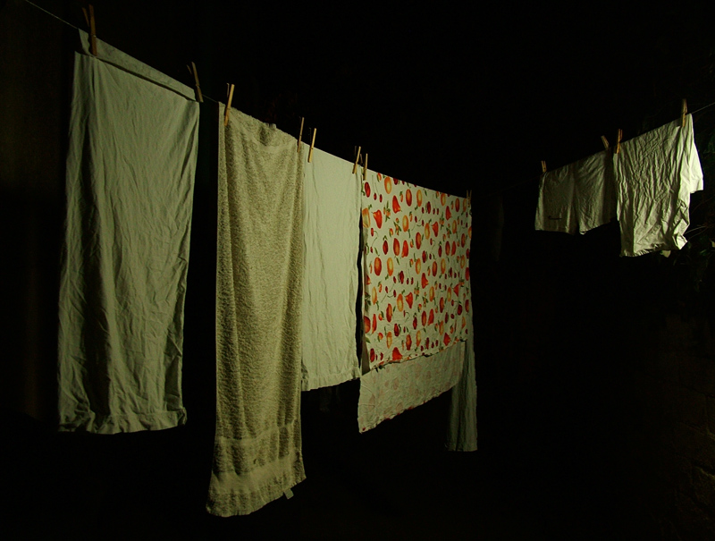 tenue luce su panni stesi in una calda notte d' estate