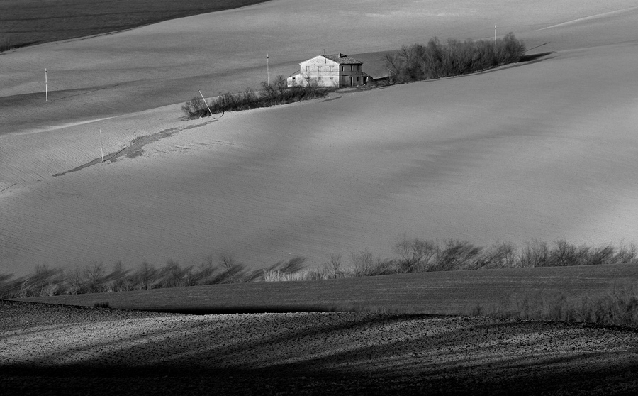 il solito casolare in b/n